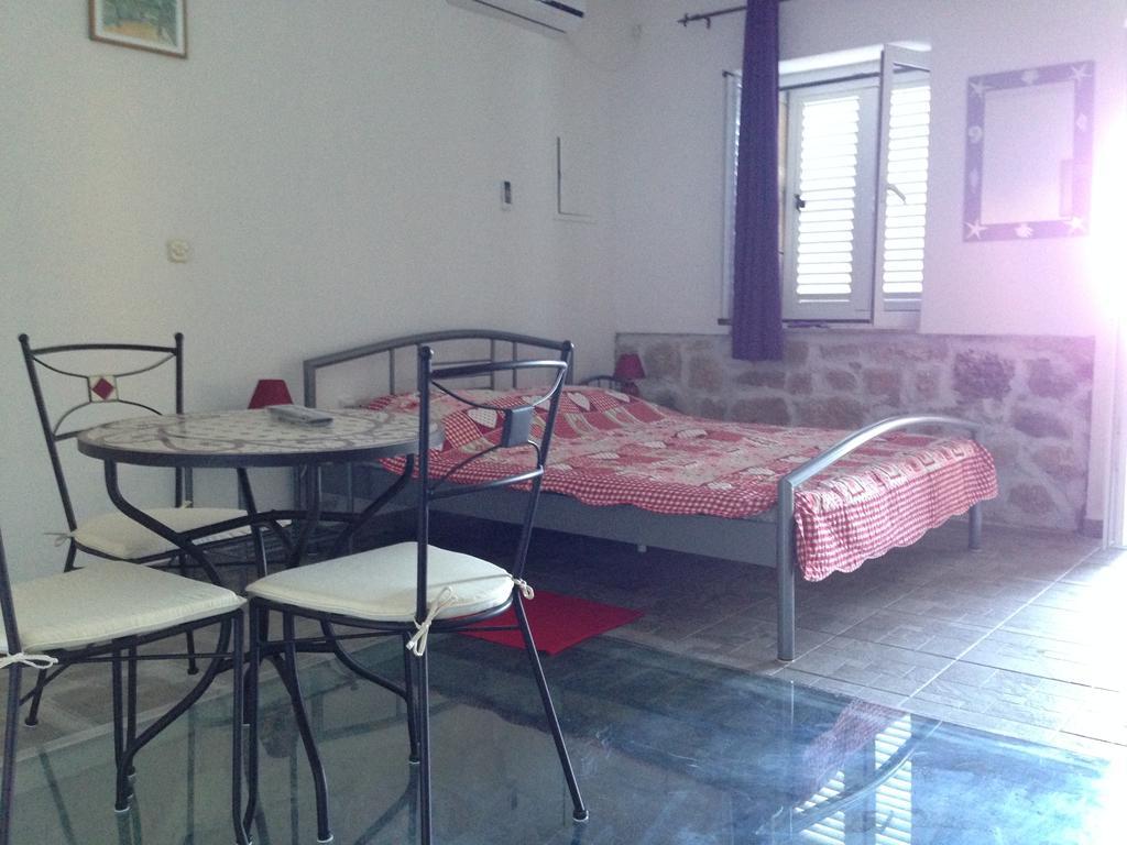 Apartments Acalinovic Vis Pokoj fotografie